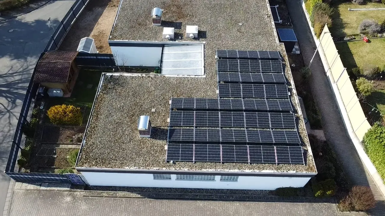 Flachdachanlage mit Wallbox, großem Speicher und Full-Backup
